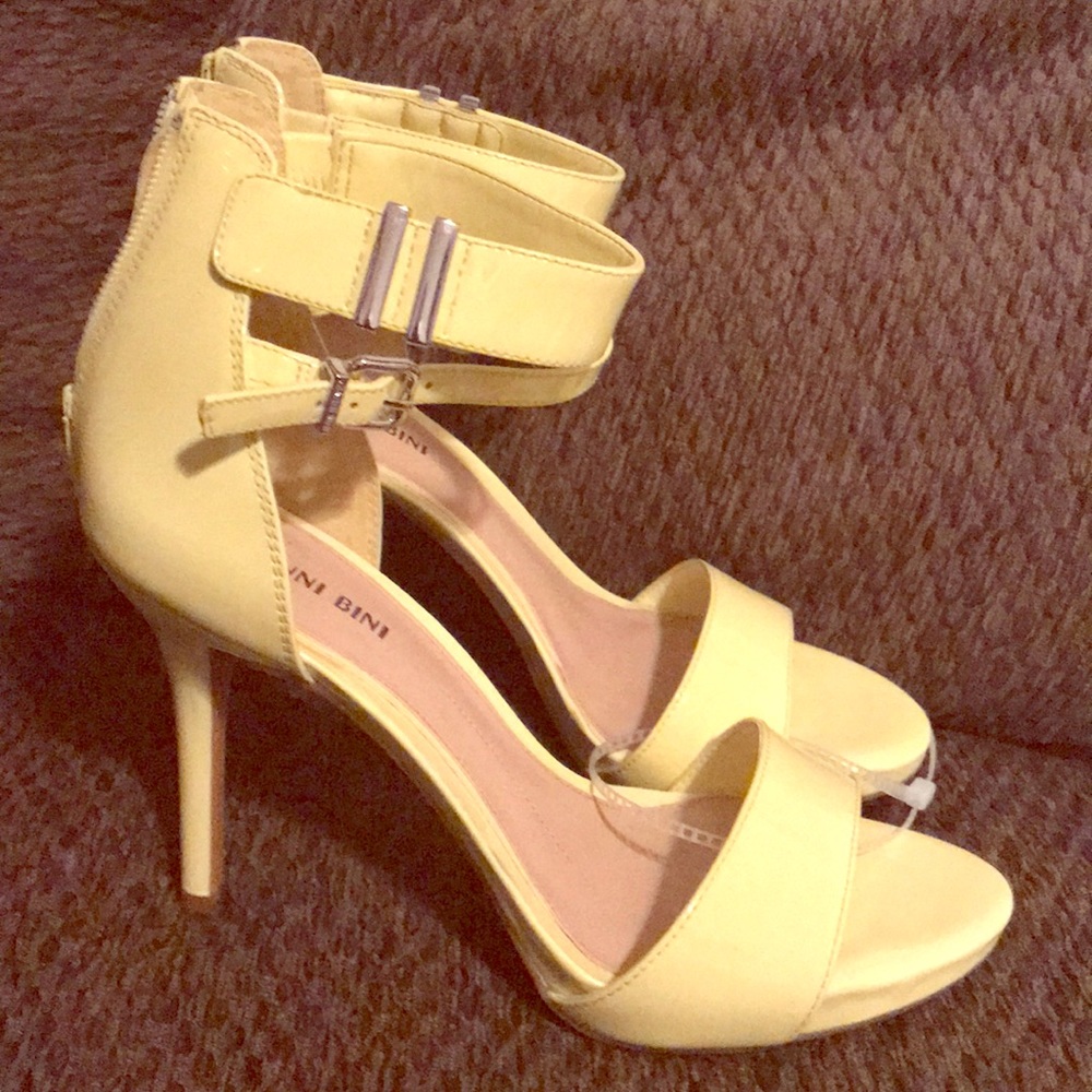 Gianni Bini Bright yellow size9 heels